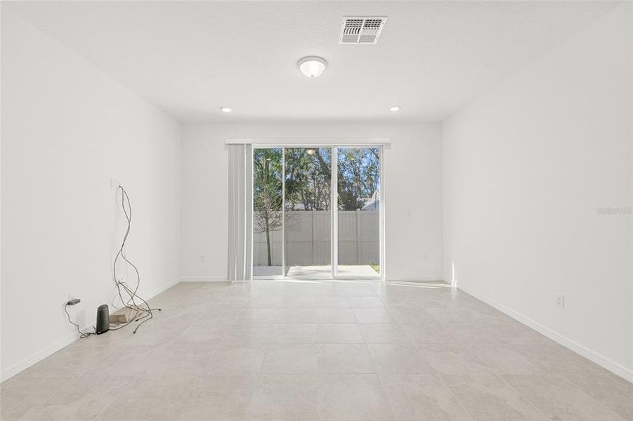 Spacious, unfurnished interior of a new home in , Tampa (Image 12).