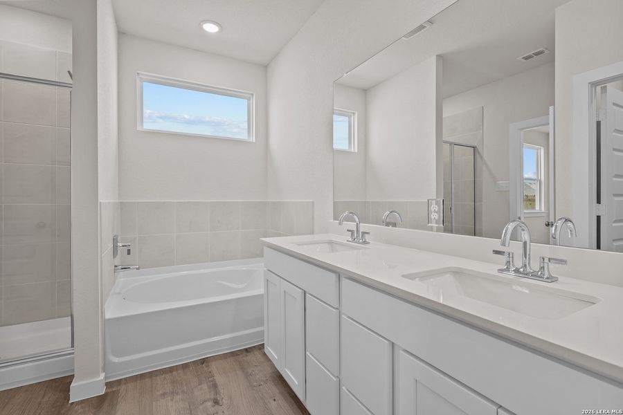 Furnished interior view inside a new home in Hiddenbrooke, Seguin (Image 10).
