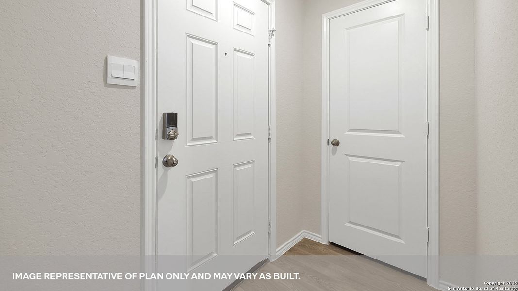 Spacious, unfurnished interior of a new home in Spring Valley, New Braunfels (Image 19).