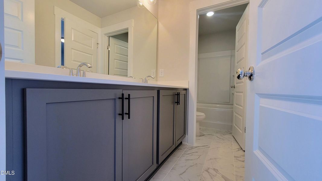 Secondary Bath - Yin & Yang Interior