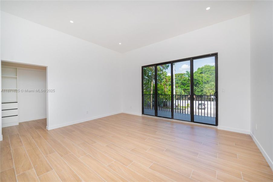 Spacious, unfurnished interior of a new home in , Fort Lauderdale (Image 25).