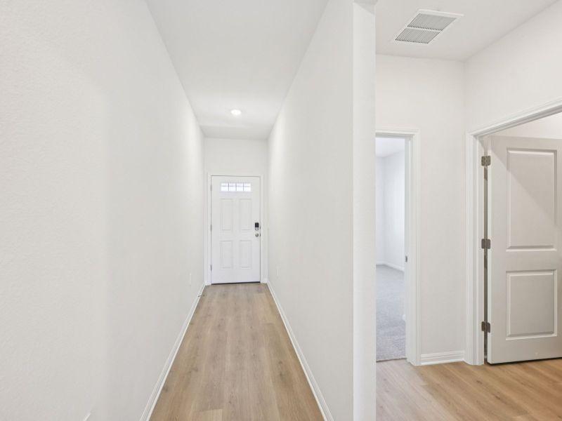 Spacious, unfurnished interior of a new home in Lexington Parke, Del Valle (Image 7).