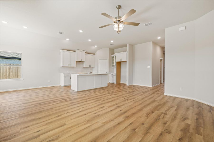 Spacious, unfurnished interior of a new home in River Ranch, Dayton (Image 23).