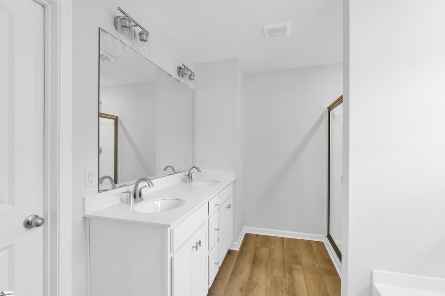 Furnished interior view inside a new home in Sedona, Greenville (Image 14).