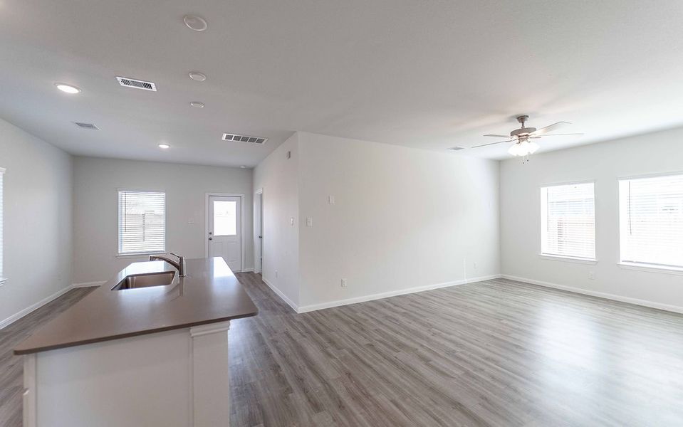 Spacious, unfurnished interior of a new home in Lago Mar, Texas City (Image 10).