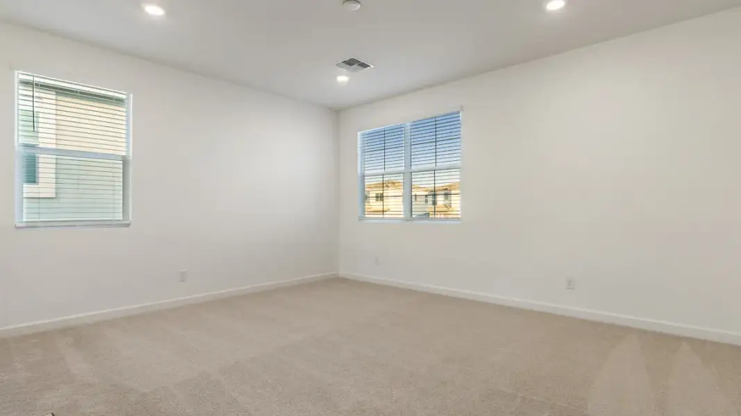 Spacious, unfurnished interior of a new home in Aloravita, Peoria (Image 29).