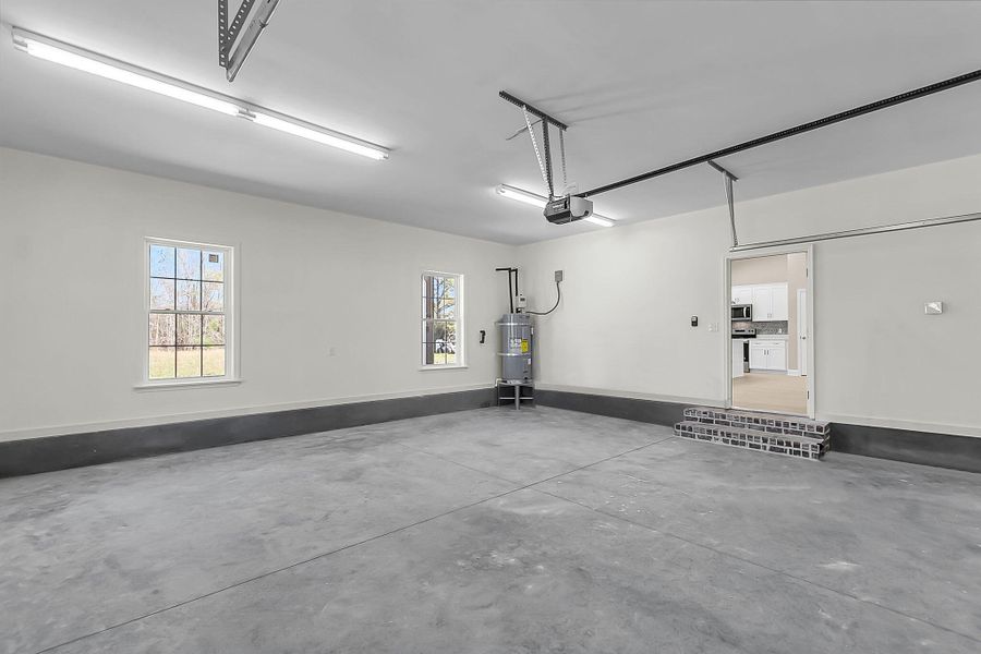 Spacious, unfurnished interior of a new home in , Round O (Image 41).