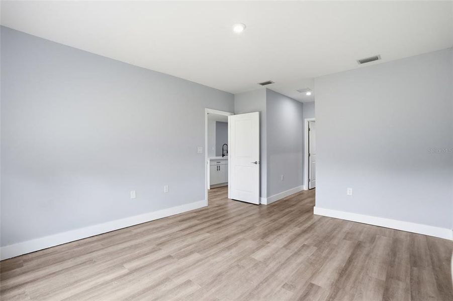 Spacious, unfurnished interior of a new home in , Cape Coral (Image 20).