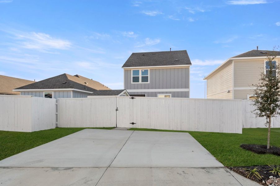 Exterior details and patio area of a home in Harvest Ridge, Elgin (Image 5).