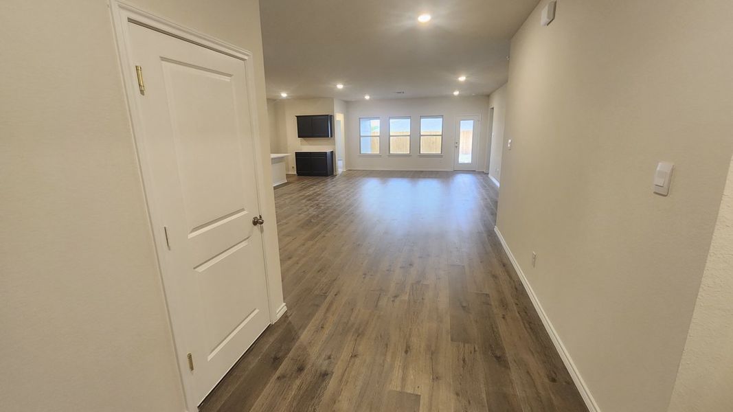 Spacious, unfurnished interior of a new home in Saddlebrook, Waxahachie (Image 12). Spacious, unfurnished interior of a new home in Saddlebrook, Waxahachie (Image 12).