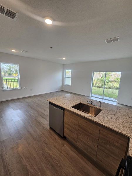 Spacious, unfurnished interior of a new home in , Orlando (Image 34).