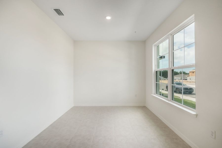 Spacious, unfurnished interior of a new home in Eden Crest, Apopka (Image 14).
