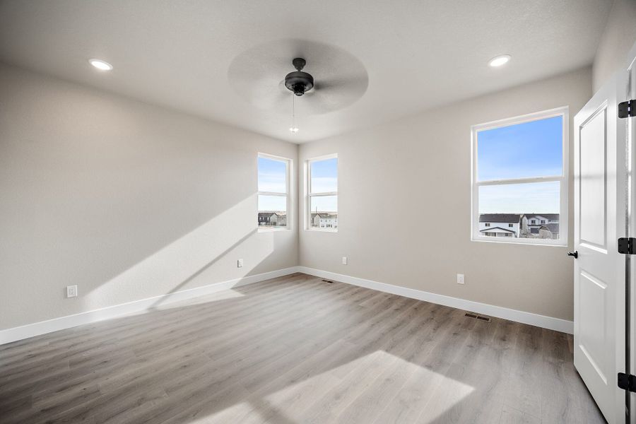 Spacious, unfurnished interior of a new home in Trails at Aspen Ridge-3, Colorado Springs (Image 21).