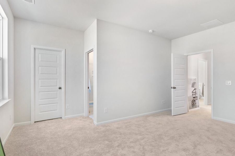 Spacious, unfurnished interior of a new home in Heron's Walk at Summers Corner, Summerville (Image 27).