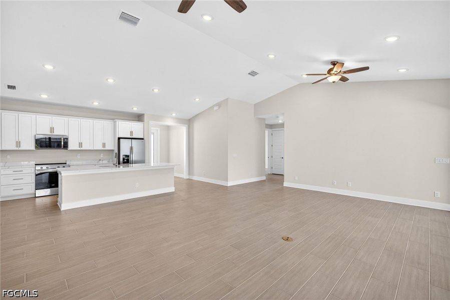Spacious, unfurnished interior of a new home in Cape Coral, Cape Coral (Image 21).