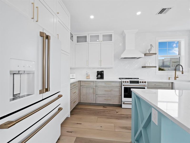 Furnished interior view inside a new home in , Longboat Key (Image 10).
