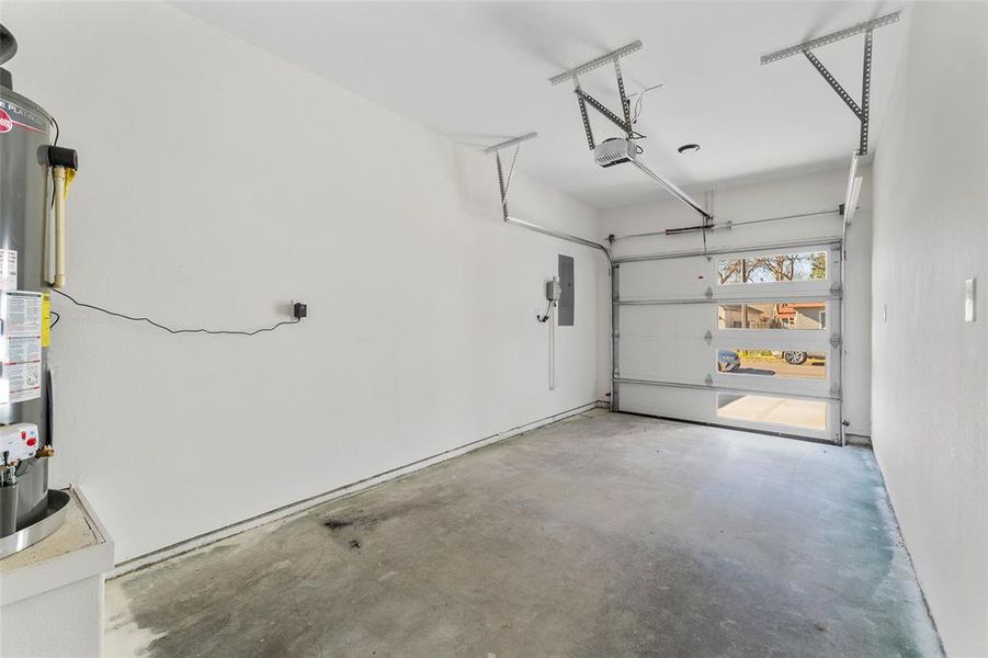 Spacious, unfurnished interior of a new home in , Dallas (Image 18).