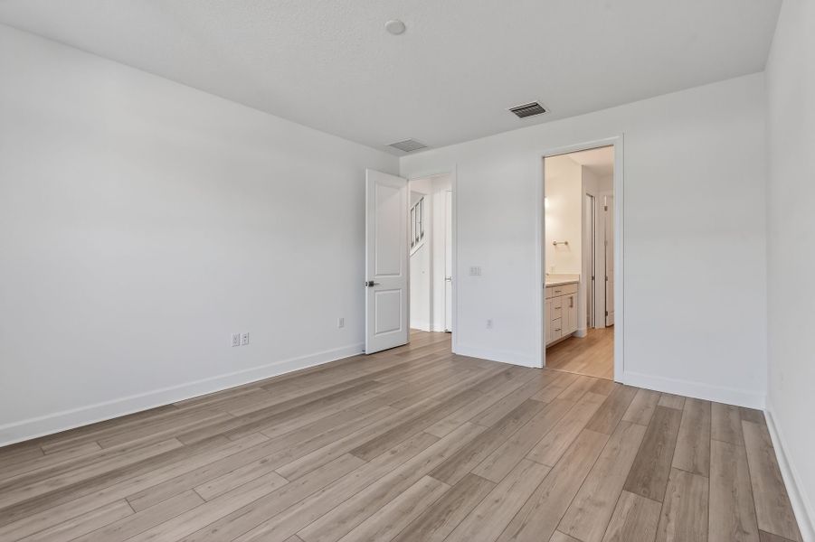 Spacious, unfurnished interior of a new home in Hendrix Reserve, Lake Worth (Image 36).