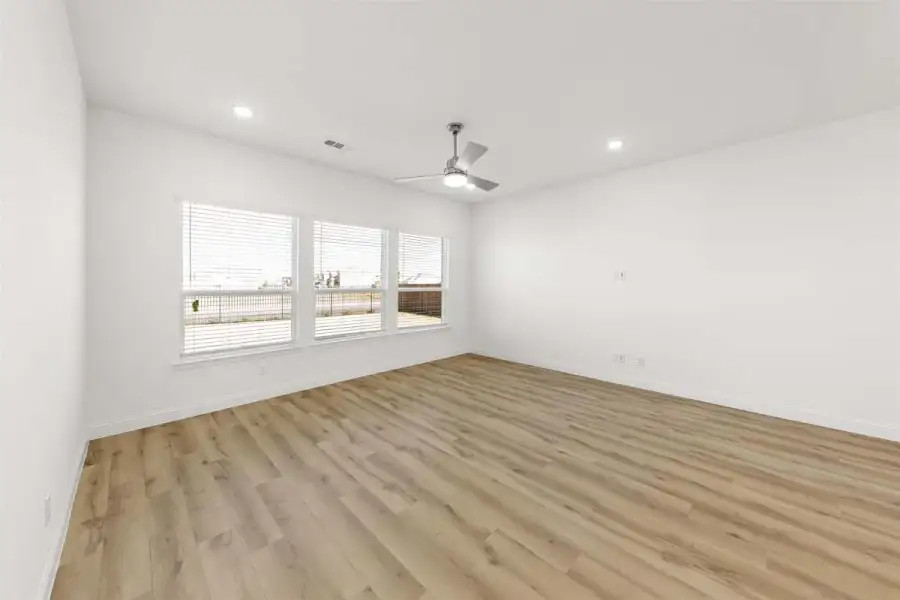 Spacious, unfurnished interior of a new home in Meadow Run, Melissa (Image 20).