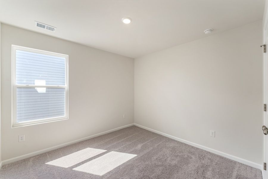 Spacious, unfurnished interior of a new home in Richmond Hill, Inman (Image 25).