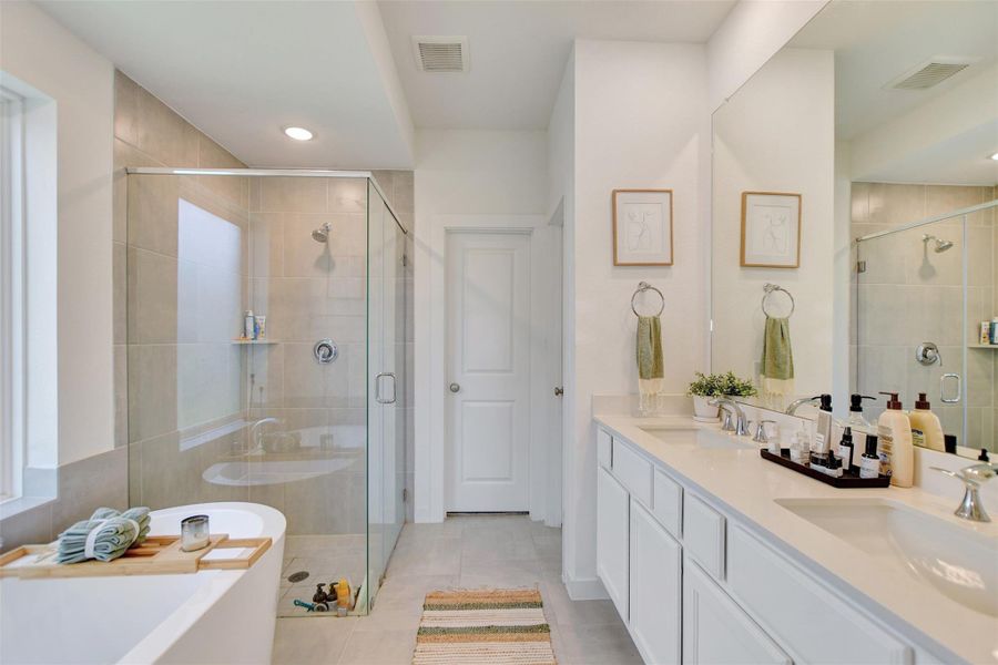 Master Bathroom w/soaking tub Master Bathroom w/soaking tub