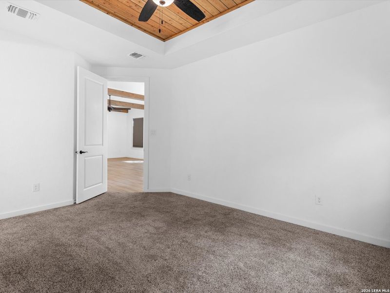 Spacious, unfurnished interior of a new home in , Canyon Lake (Image 25).