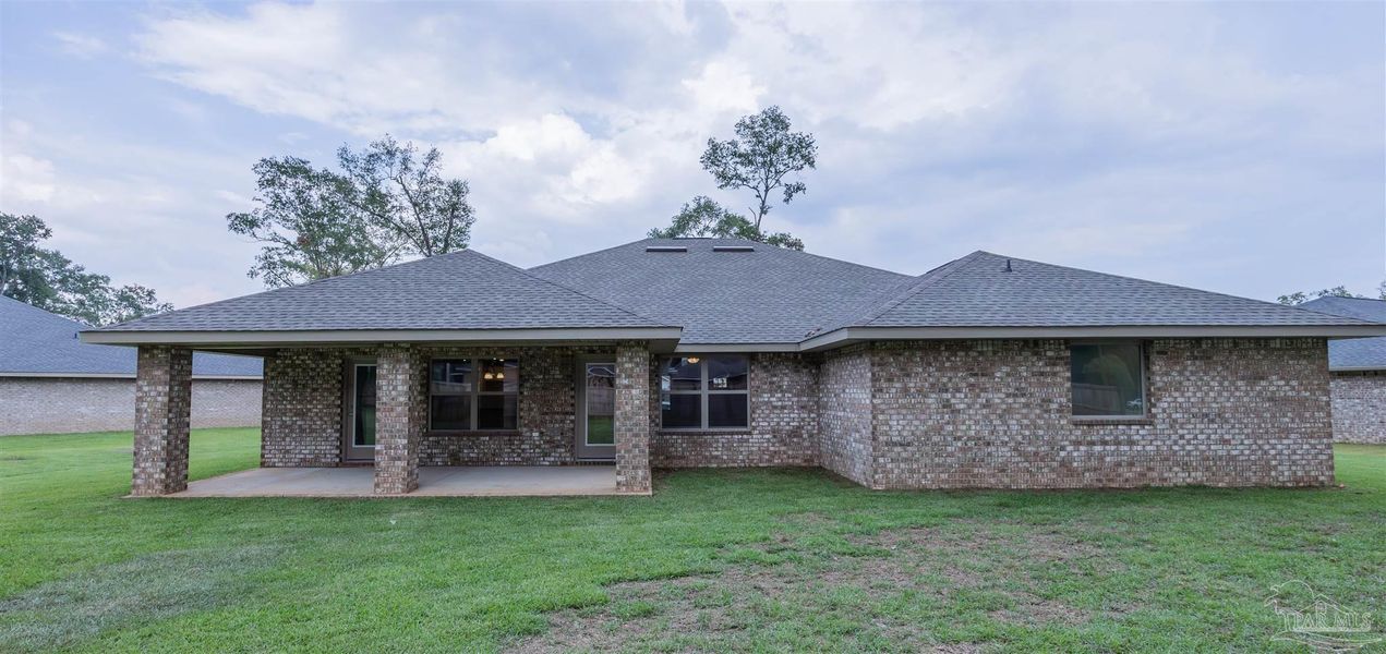 Exterior details of a home in Silvercrest, Crestview (Image 10).