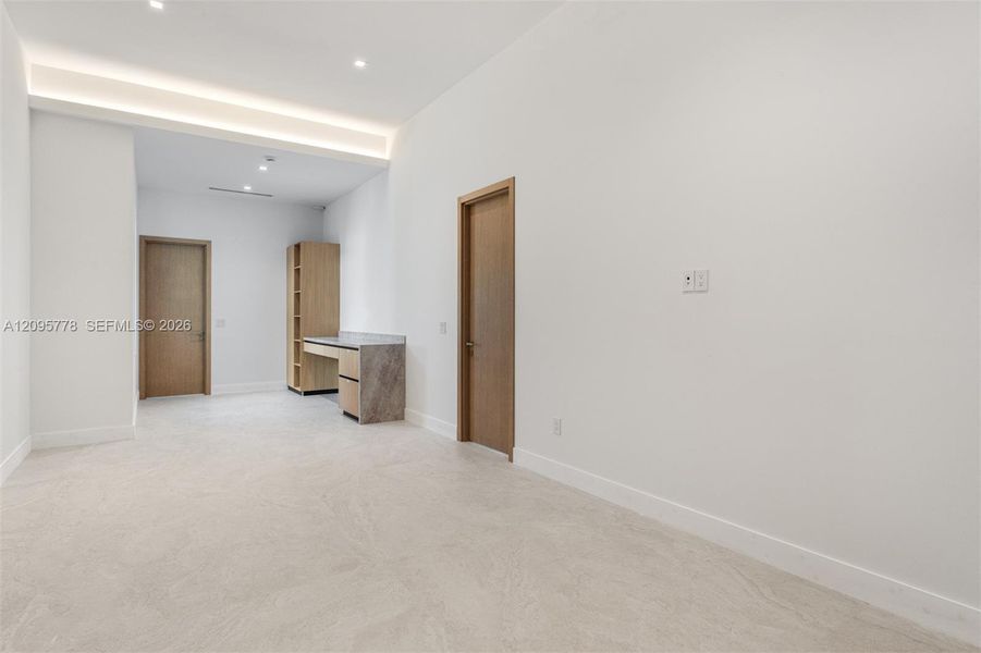 Spacious, unfurnished interior of a new home in , Pinecrest (Image 7).