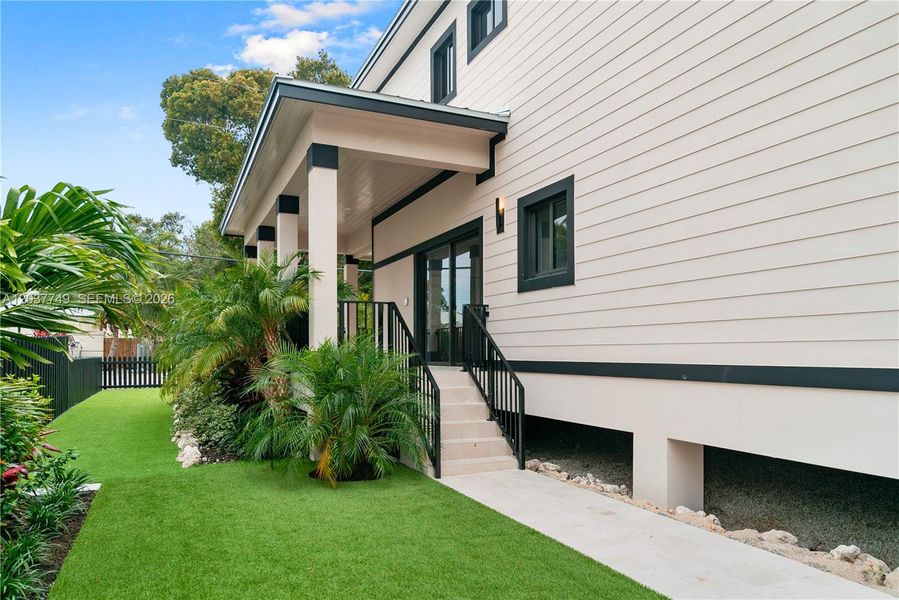 Exterior details and patio area of a home in , Key Largo (Image 27).