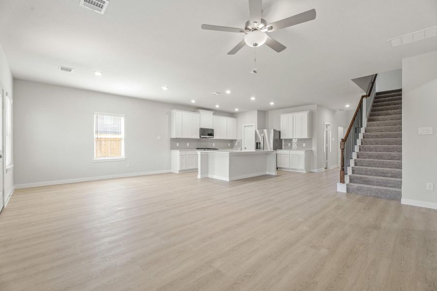 Spacious, unfurnished interior of a new home in Lago Mar, Texas City (Image 23).