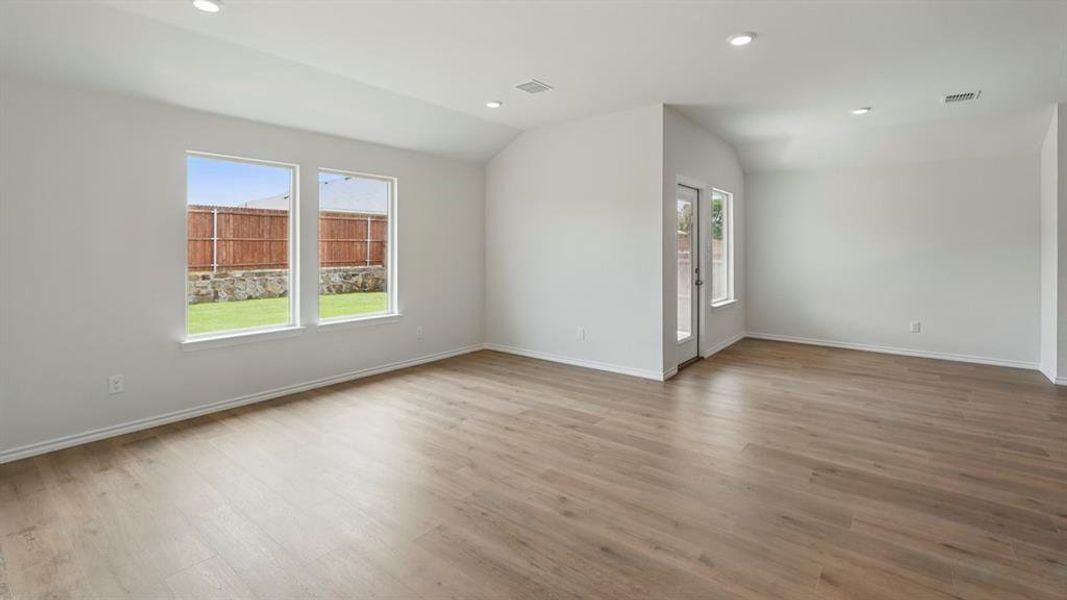 Spacious, unfurnished interior of a new home in Forestbrook Estates, Paris (Image 28).