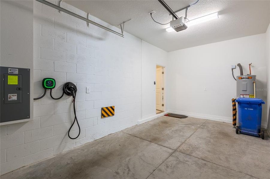Spacious, unfurnished interior of a new home in , Tampa (Image 21).
