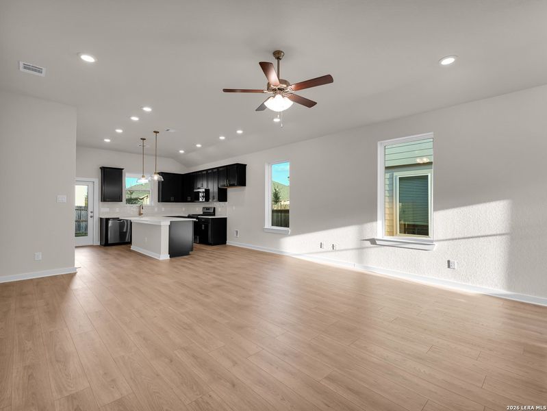 Spacious, unfurnished interior of a new home in Veranda, San Antonio (Image 15).