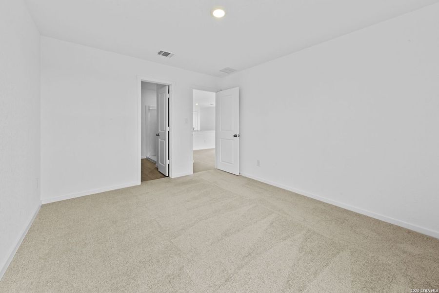 Spacious, unfurnished interior of a new home in Spring Grove, St. Hedwig (Image 11).