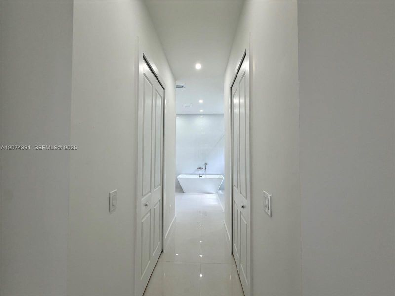 Spacious, unfurnished interior of a new home in , Naples (Image 34).