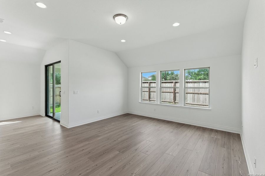 Spacious, unfurnished interior of a new home in Nopal Valley, San Antonio (Image 27).
