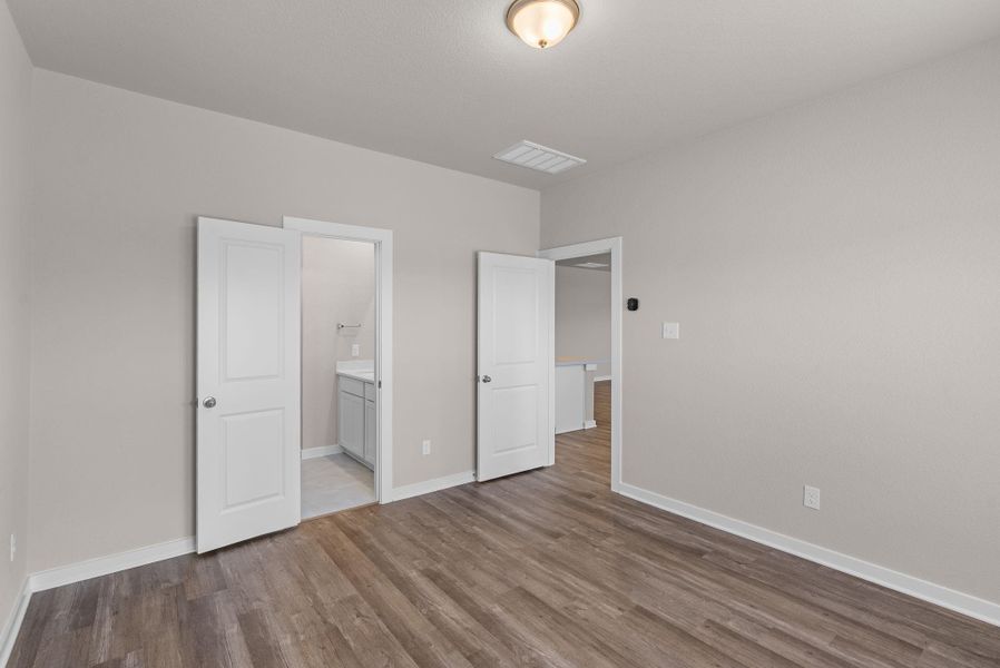 Spacious, unfurnished interior of a new home in , Alvin (Image 17).