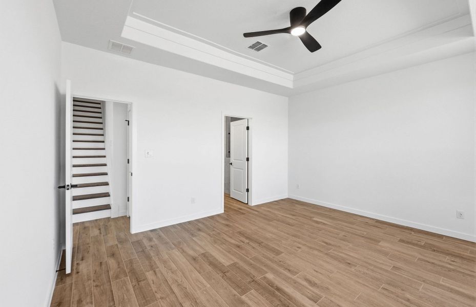 Spacious, unfurnished interior of a new home in Sunfield, Buda (Image 19).