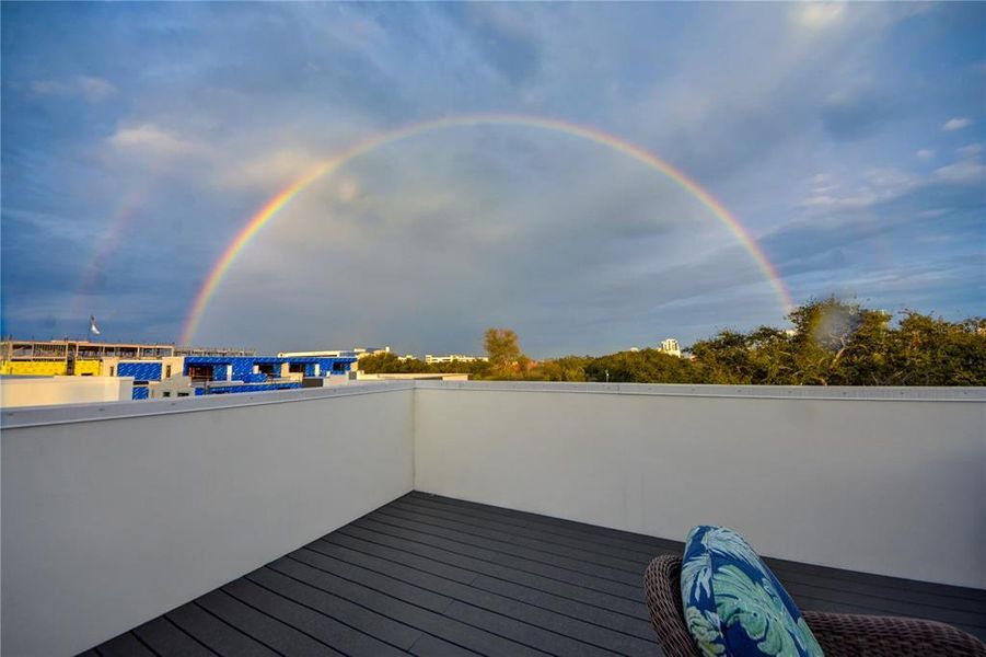Exterior details and patio area of a home in , St. Petersburg (Image 23).