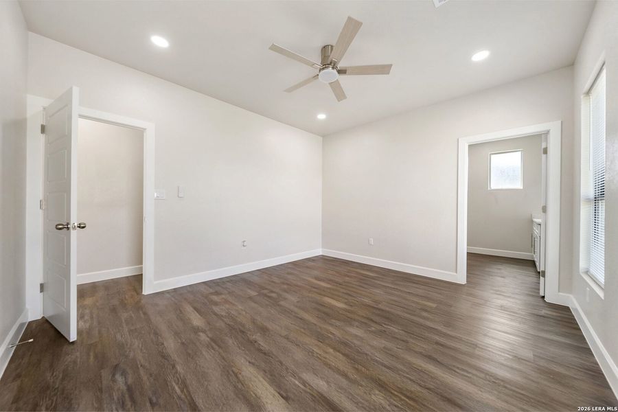 Spacious, unfurnished interior of a new home in , Atascosa (Image 29).