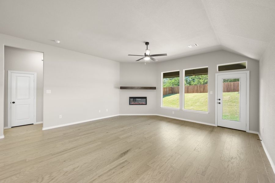 Spacious, unfurnished interior of a new home in Waterford Park, Weatherford (Image 17).