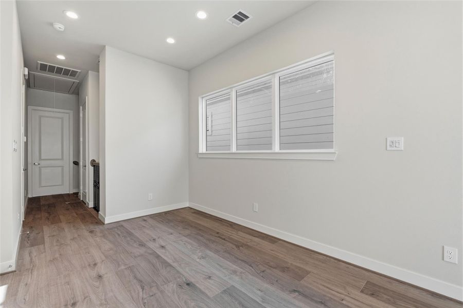 Spacious, unfurnished interior of a new home in Willowbend Point, Houston (Image 25).