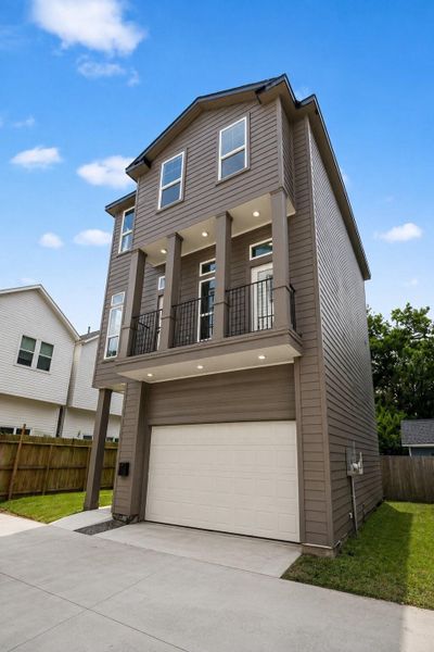 Front exterior of a new home in , Houston, TX, highlighting curb appeal (Image 25). Front exterior of a new home in , Houston, TX, highlighting curb appeal (Image 25).