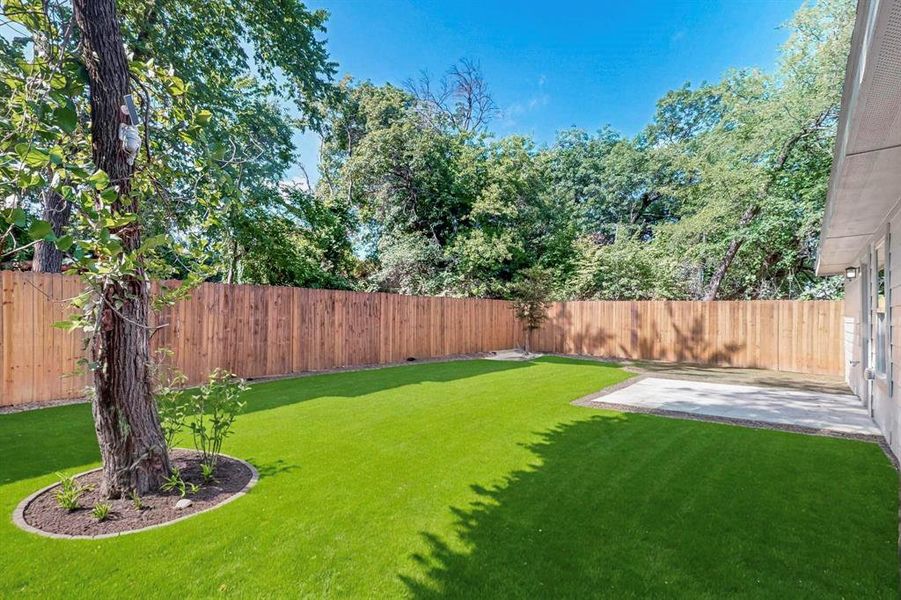 Exterior details and patio area of a home in , Dallas (Image 3).