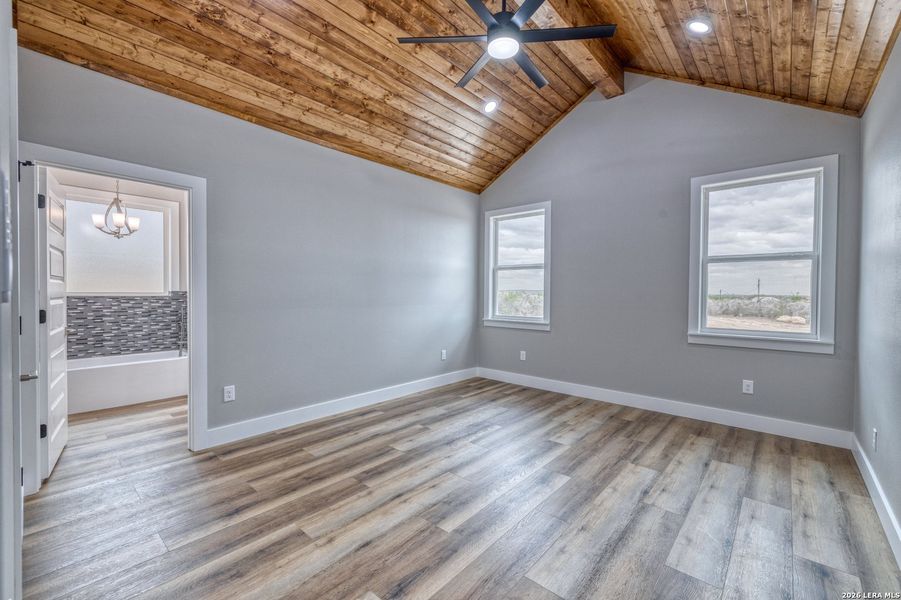 Spacious, unfurnished interior of a new home in , Uvalde (Image 30).