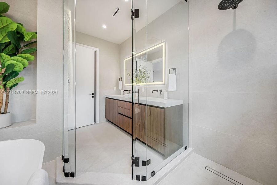 Furnished interior view inside a new home in , Fort Lauderdale (Image 53).