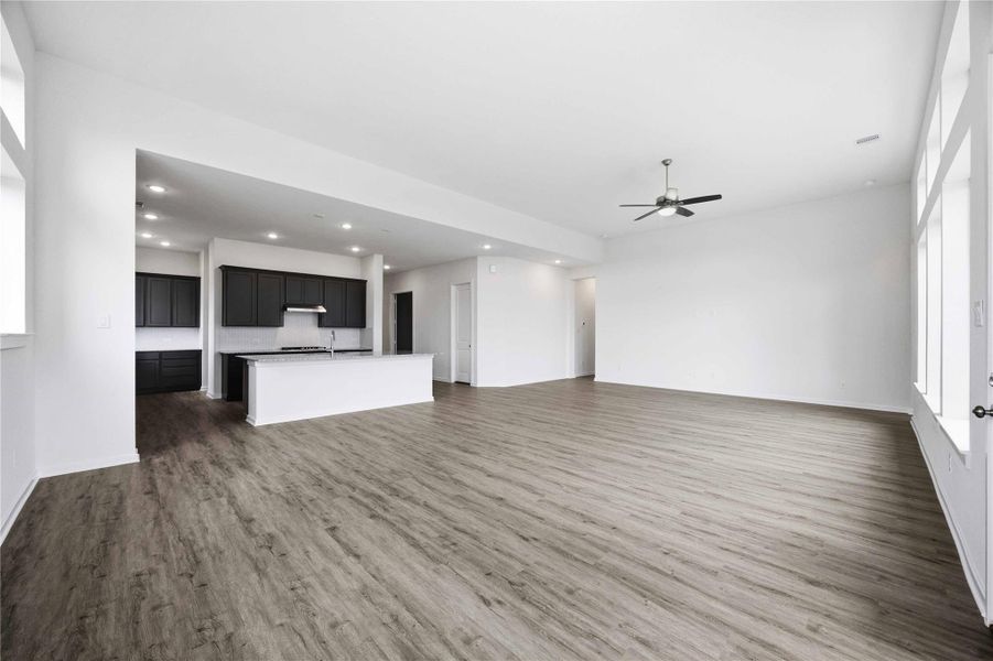 Spacious, unfurnished interior of a new home in Canterra Creek 60', Rosharon (Image 20). Spacious, unfurnished interior of a new home in Canterra Creek 60', Rosharon (Image 20).