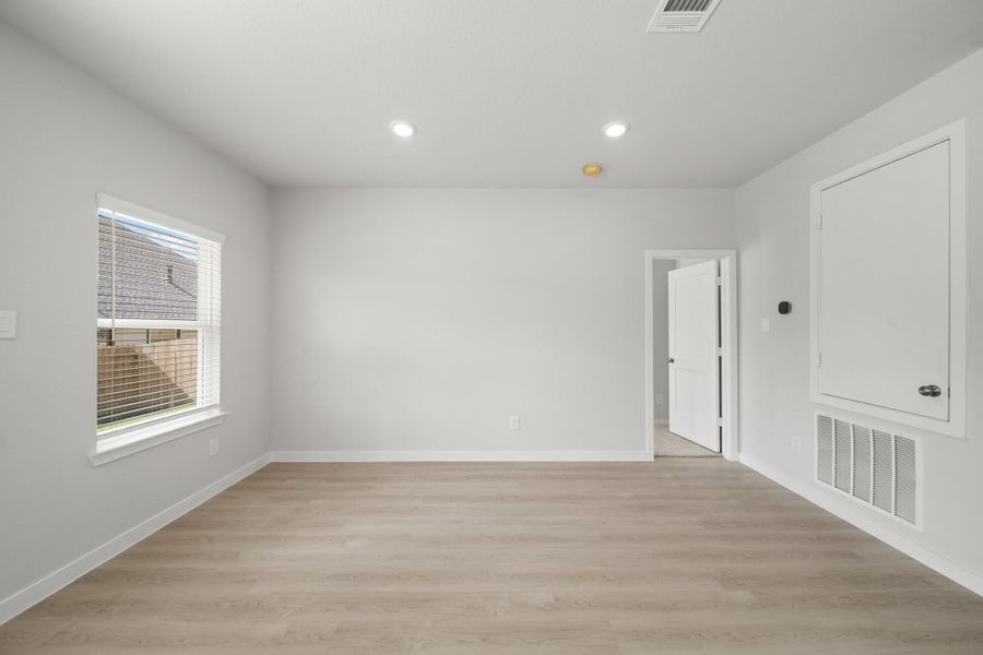 Spacious, unfurnished interior of a new home in Lexington Heights, Willis (Image 11).