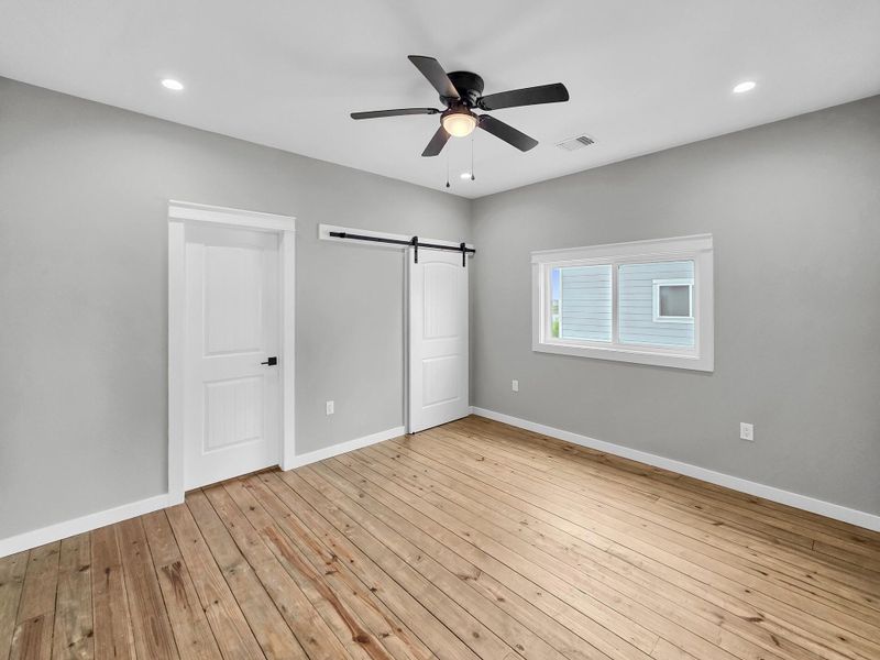 Spacious, unfurnished interior of a new home in , Crystal Beach (Image 31).