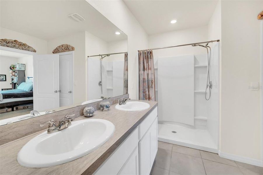 Furnished interior view inside a new home in Greenbrier, Tavares (Image 31).